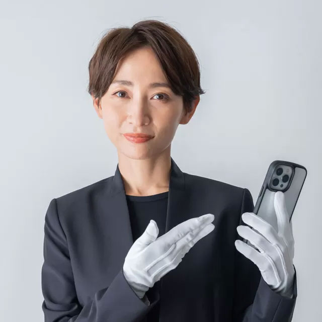 大田区でお急ぎで葬儀を検討されている方へお電話のご案内をする女性