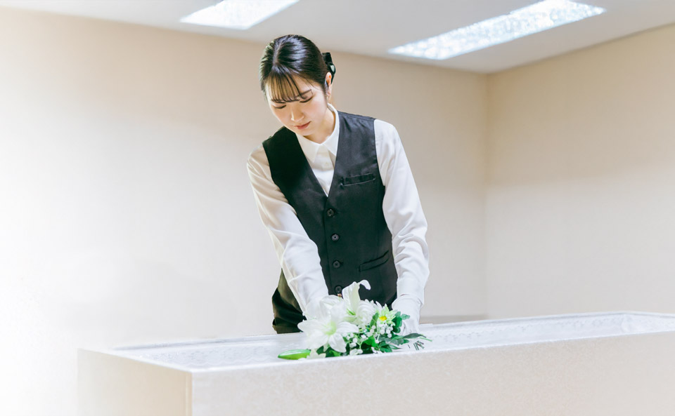 大田区で葬儀を行う方を安置または納棺する様子